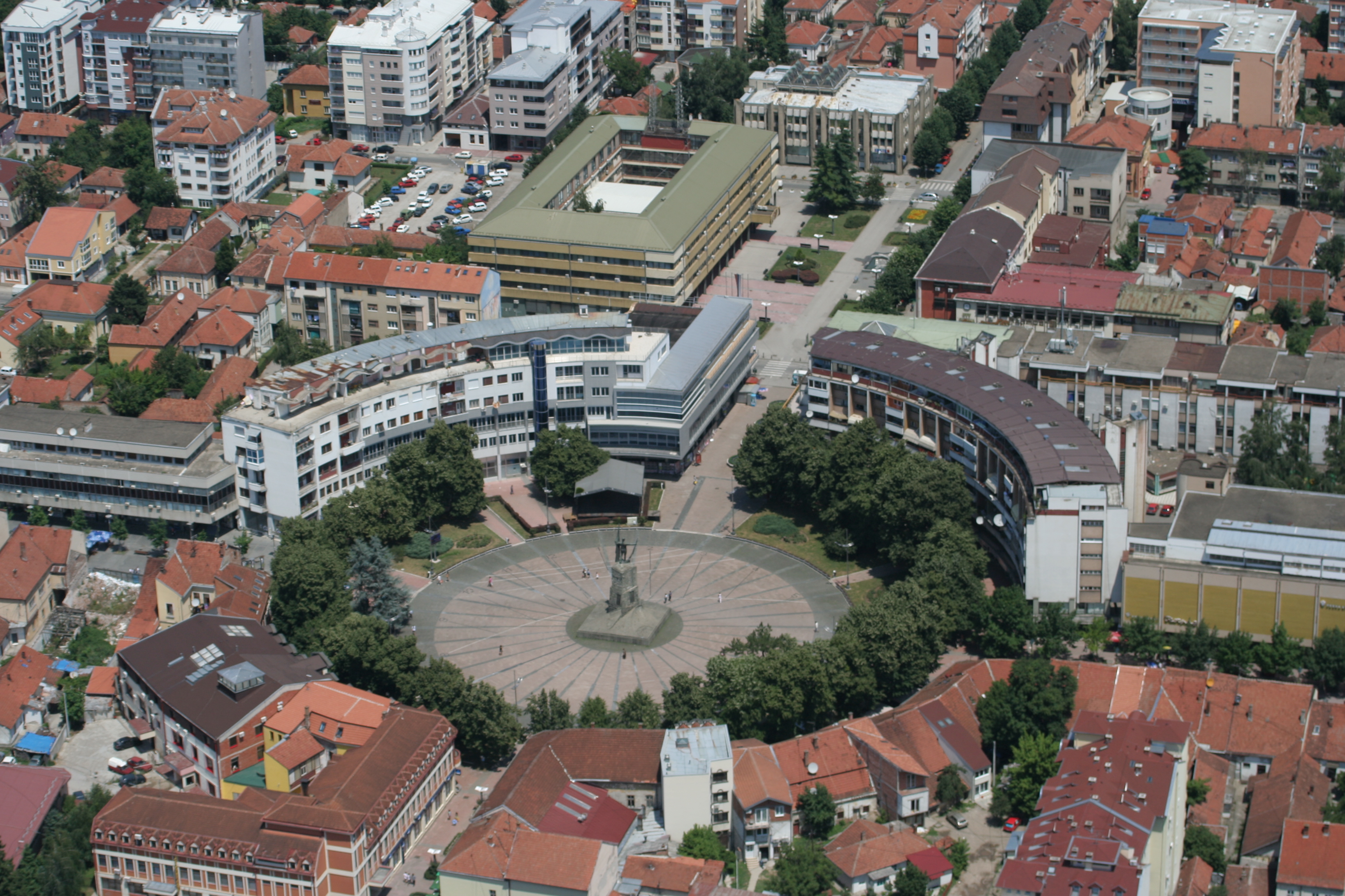 Kraljevo iz vazduha – Trg srpskih ratnika sa Spomenikom srpskim ratnicima